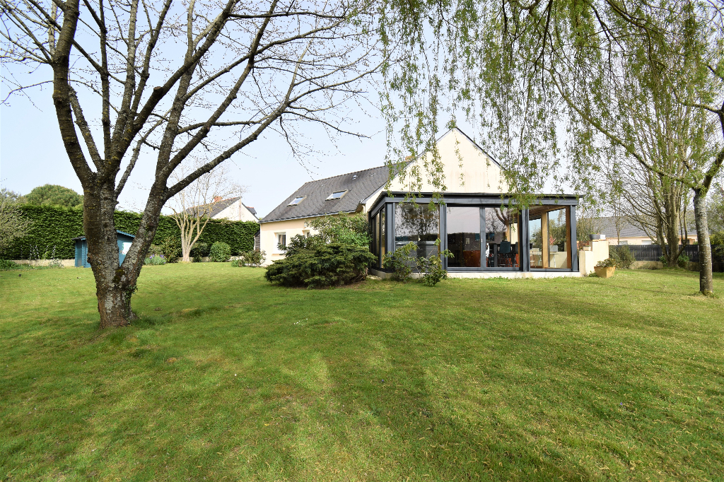 Maison 5 chambres sur 1 088 m² de terrain Maison 5 chambres sur 1 088 m² de terrain