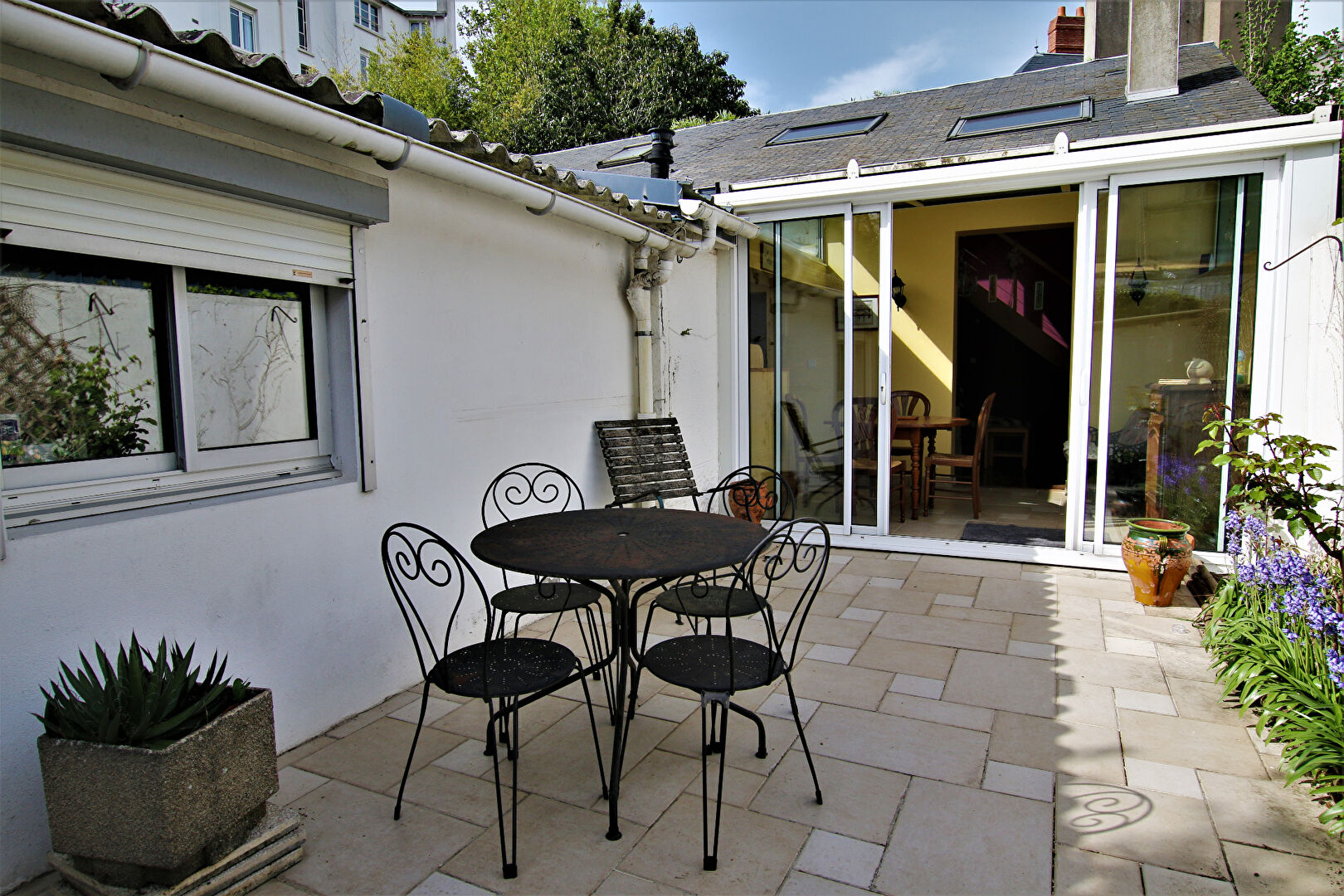 Maisonnette meublée de 42 m² avec jardinet et garage à NANTES Maisonnette meublée de 42 m² avec jardinet et garage à NANTES